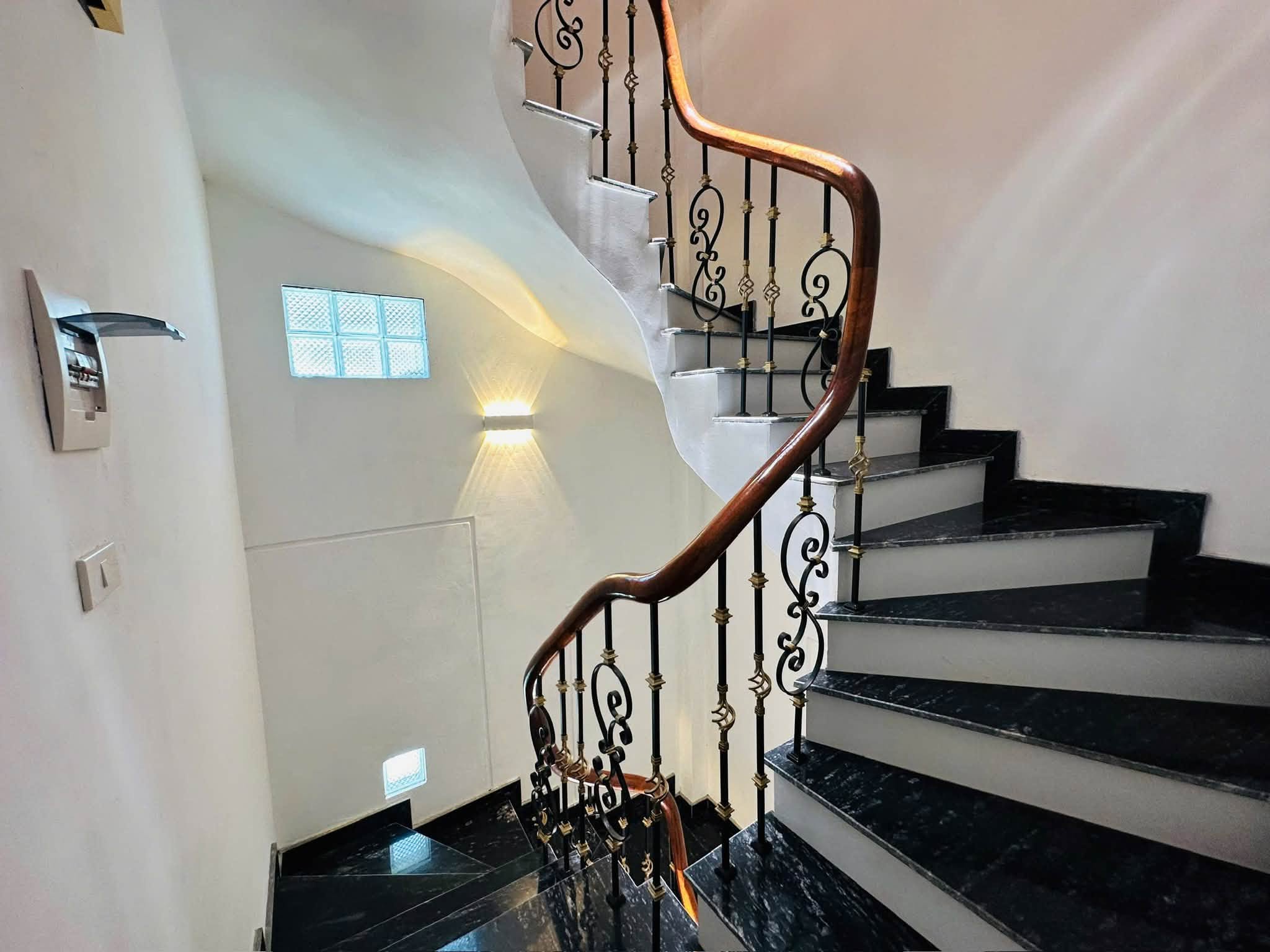 Bán Nhà Ngõ 38 Xuân La Tây Hồ 33m2 5 Tầng Đẹp Gần Phố